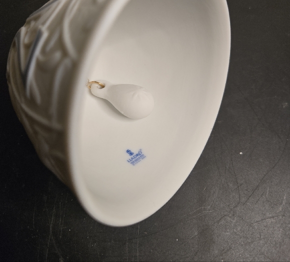 Lladro 2008 Porcelain White Bell Ornament - Picture 14 of 14
